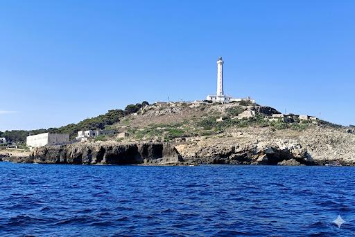 Una giornata in barca fino alle grotte e al faro di Leuca 7h